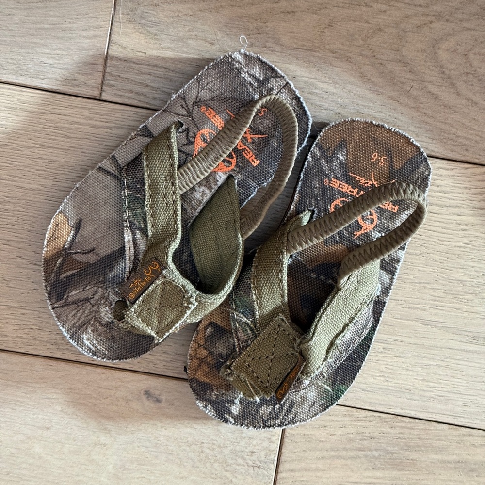 Real Tree little boys sandal flip flops camouflage sz. 5/6, good used condition